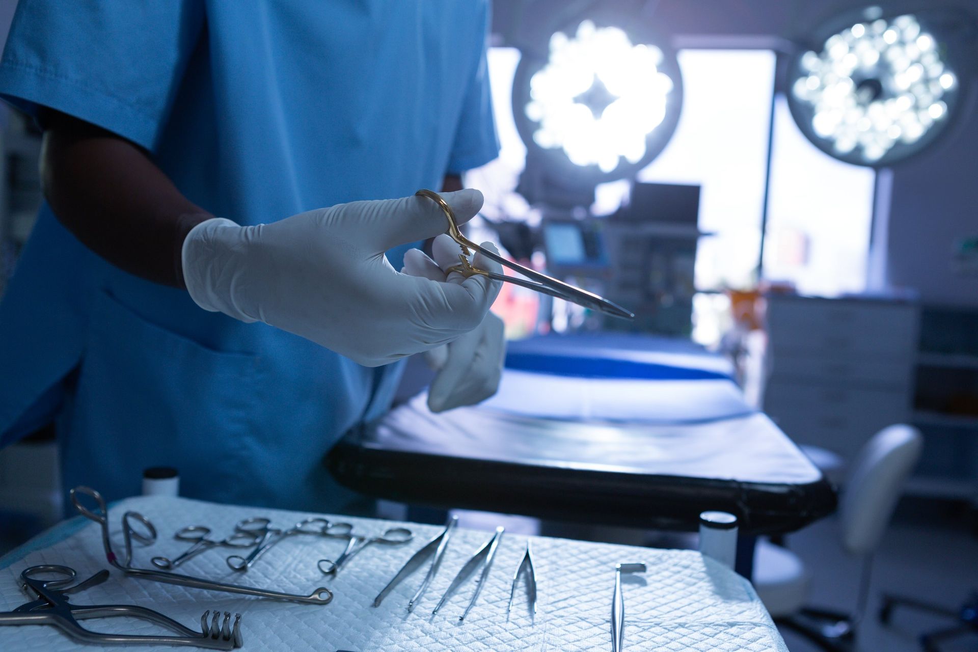 Steriles Instrumentarium wird im Operationssaal vorbereitet